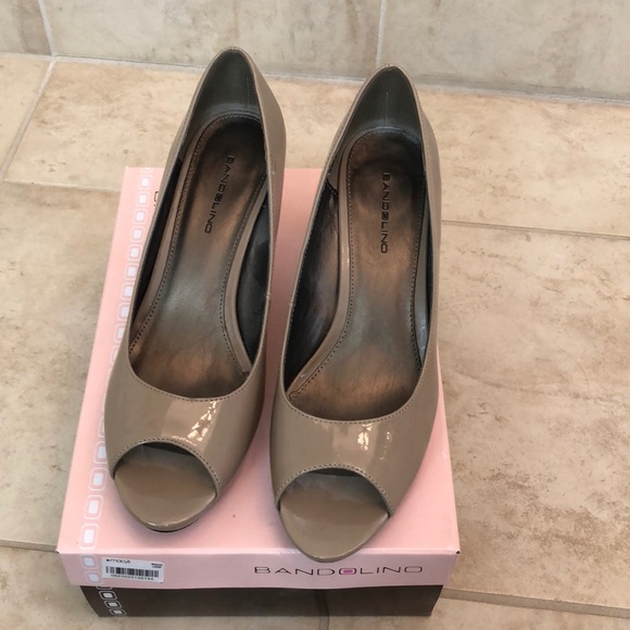 bandolino peep toe shoes